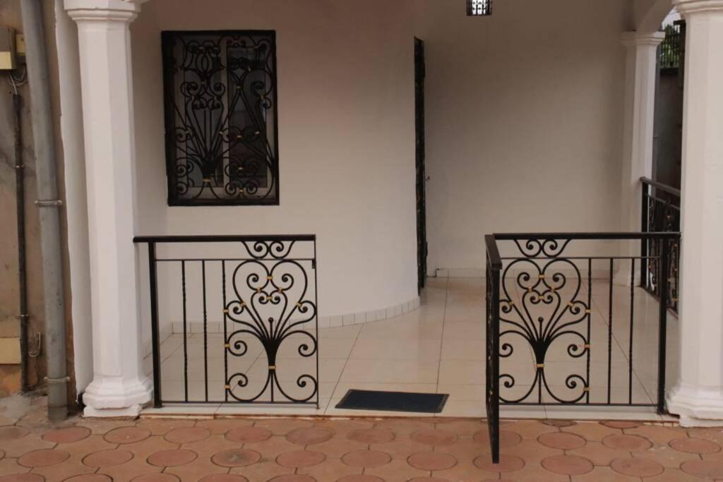 Résidence Jeanne à Yaoundé Messamengo . Duplex Extérieur photo