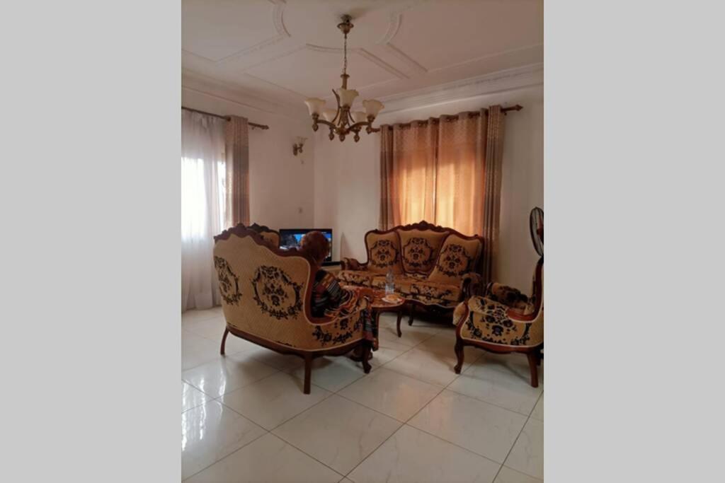 Résidence Jeanne à Yaoundé Messamengo . Duplex Extérieur photo