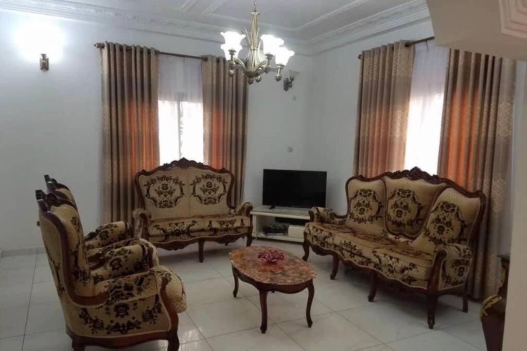 Résidence Jeanne à Yaoundé Messamengo . Duplex Extérieur photo