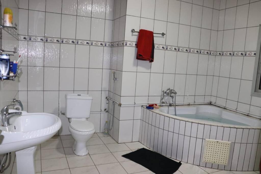 Résidence Jeanne à Yaoundé Messamengo . Duplex Extérieur photo