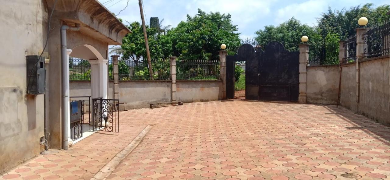 Résidence Jeanne à Yaoundé Messamengo . Duplex Extérieur photo