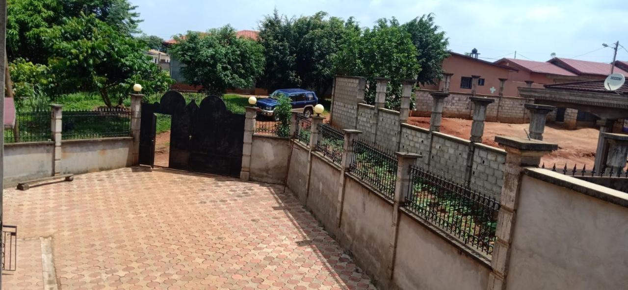 Résidence Jeanne à Yaoundé Messamengo . Duplex Extérieur photo